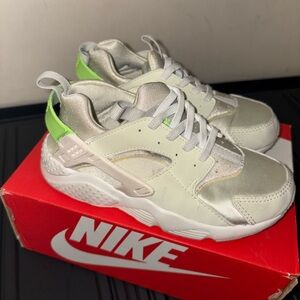 Kids Nike huraches green size 13